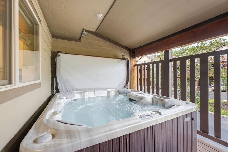Ski Haven Elegant Townhome with Private Hot Tub House in Summit Park