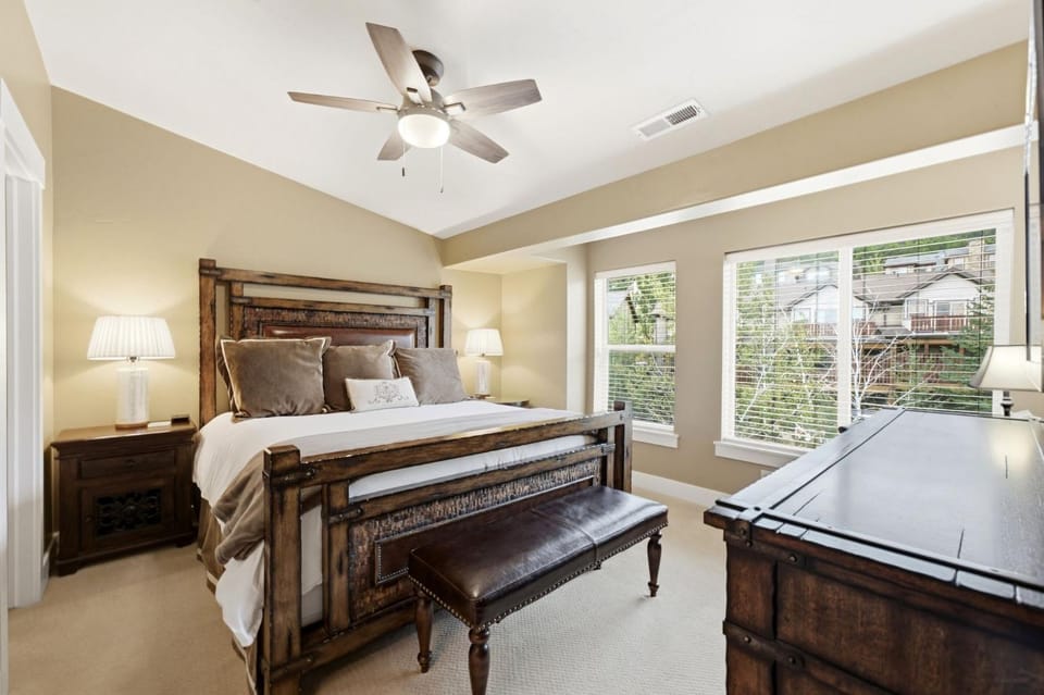 Ski Haven Elegant Townhome with Private Hot Tub House in Summit Park