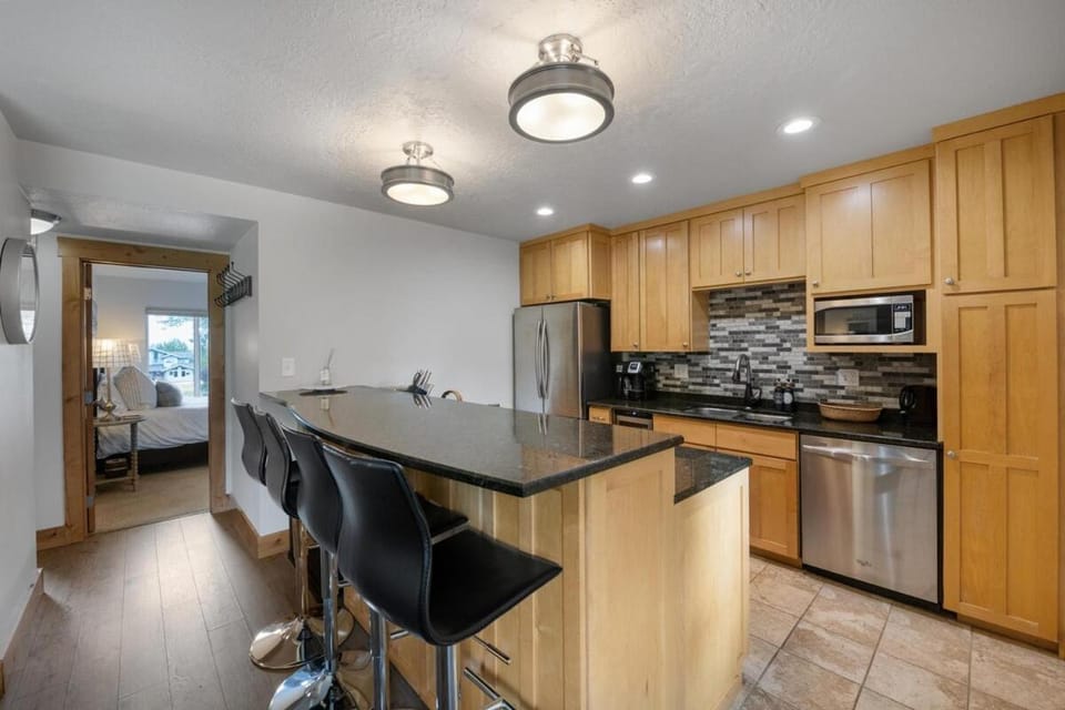 Ski Vista Chic Condo Near the Canyons Slopes House in Snyderville