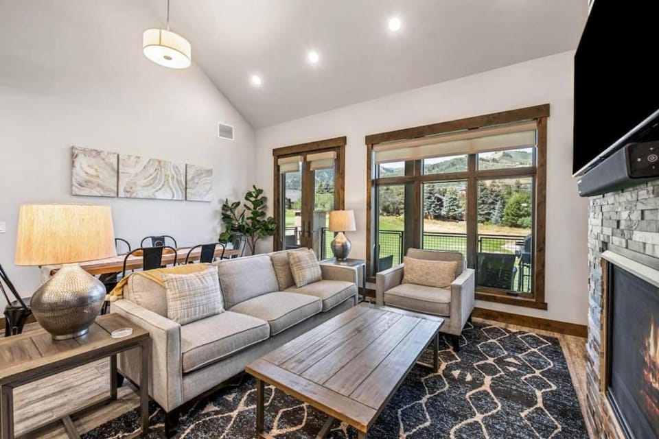 Powder Inn Luxury Condo Near Canyons Village House in Wasatch County