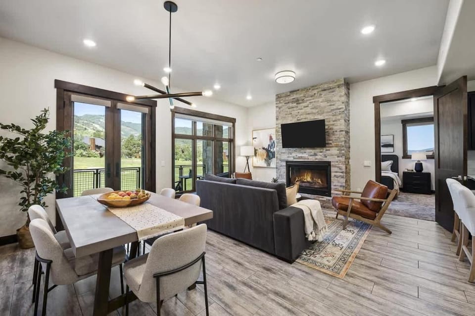 Mayas Ski and Golf Home Mountain Views Pool Hot Tub House in Wasatch County