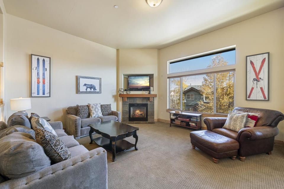 Bears Lair Spacious Townhome with Private Hot Tub House in Summit Park