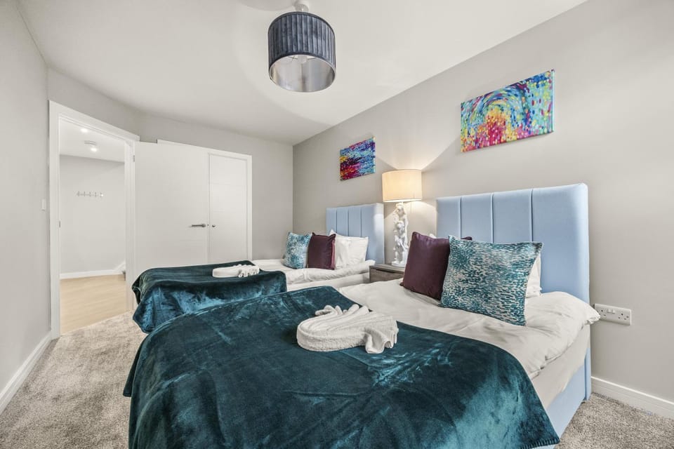 Bed, Bedroom, towels, wardrobe