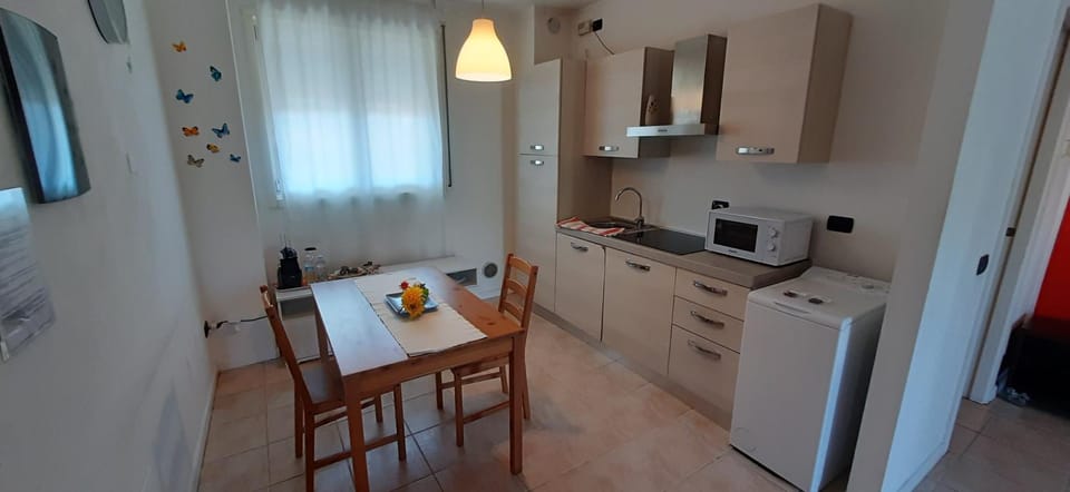 Coffee/tea facilities, Kitchen or kitchenette, Decorative detail, Dining area, Area and facilities, Meals, furniture, stove, washing machine, kitchen