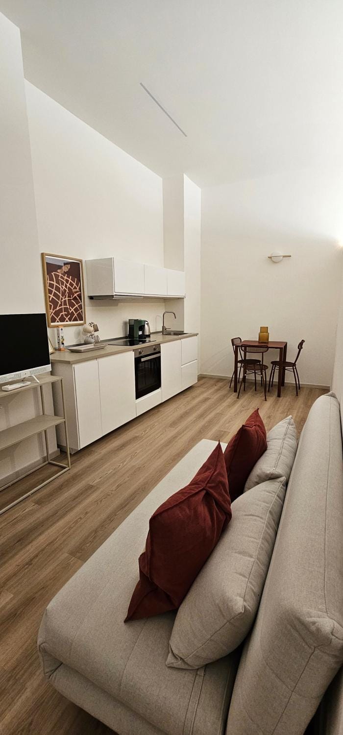 TV and multimedia, Kitchen or kitchenette, Living room, Seating area, Dining area, stove