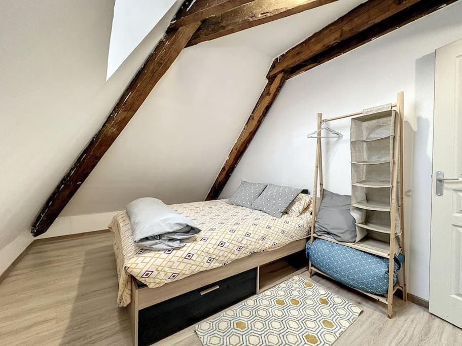 Photo of the whole room, Bedroom
