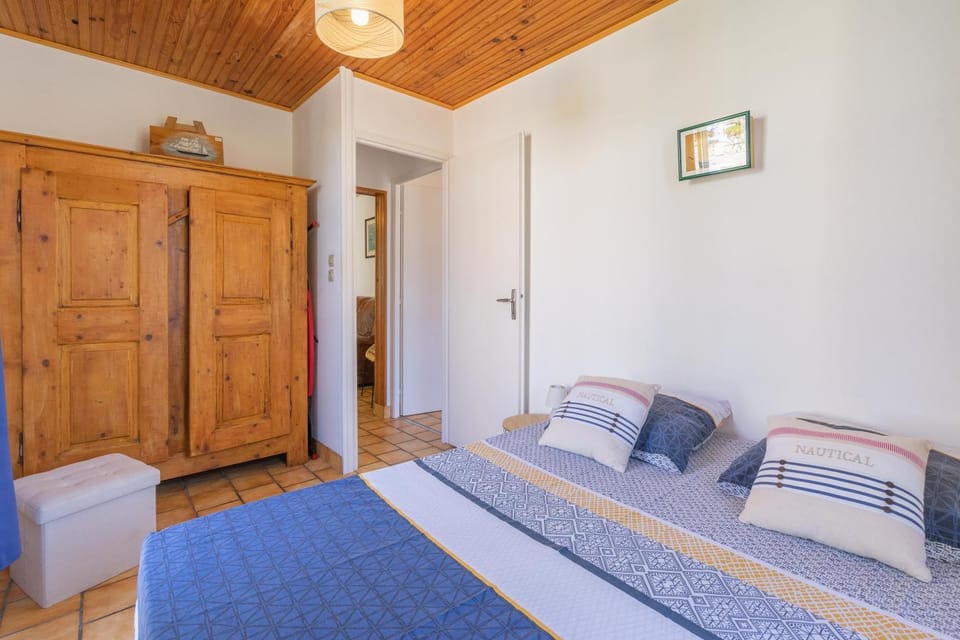 Property building, Living room, Bedroom