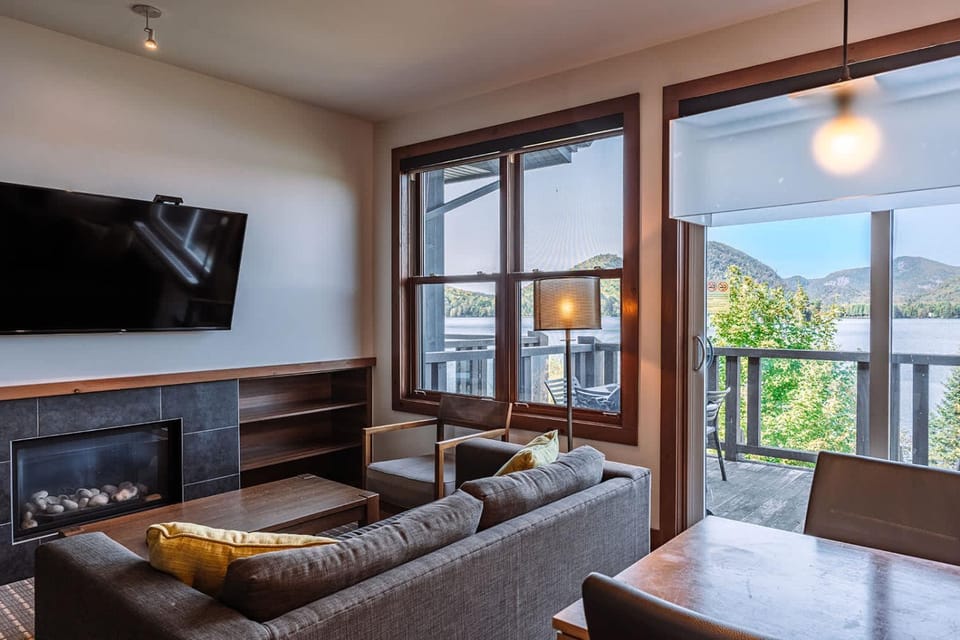 Lakefront Mountain View - Resort Loft House in Ontario