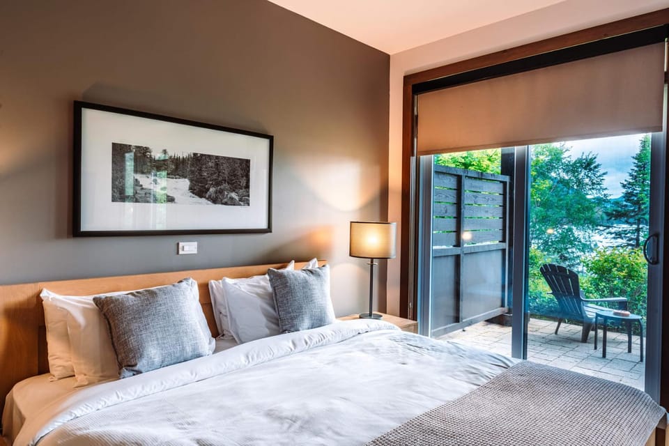 Lakefront Mountain View - 1 Bedroom Resort Suite House in Ontario