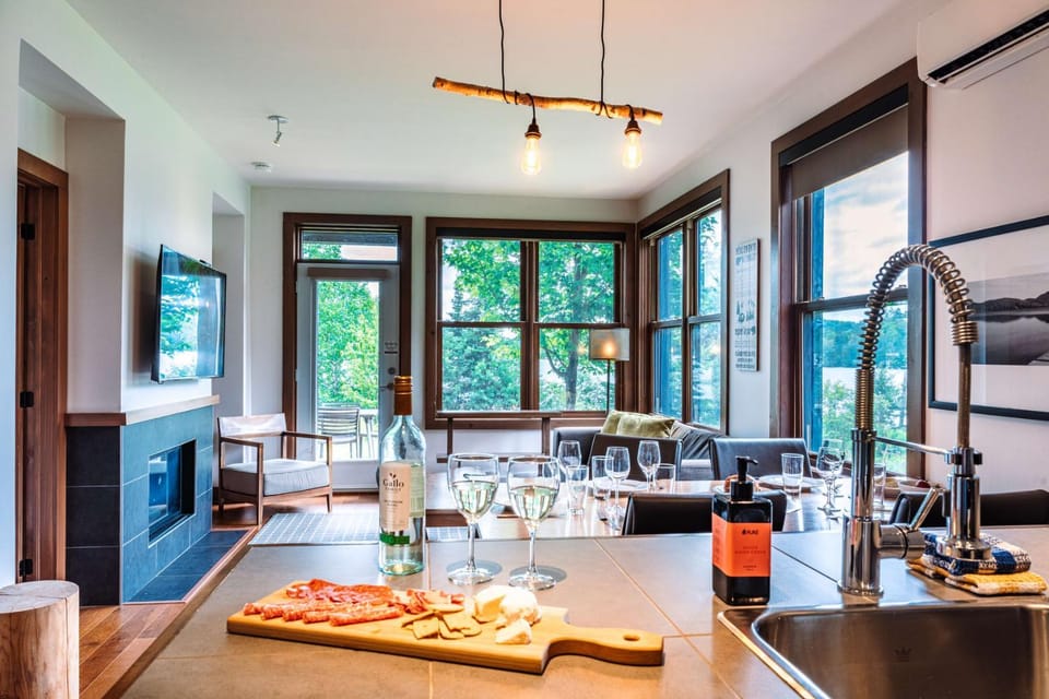 Lakefront Mountain View - 1 Bedroom Resort Suite House in Ontario