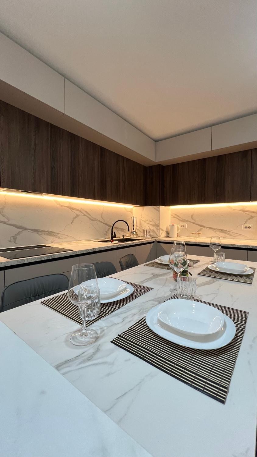 Kitchen or kitchenette, Dining area