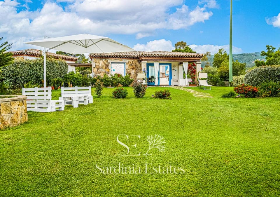 Property building, Patio, Day, Natural landscape, Garden, Garden view