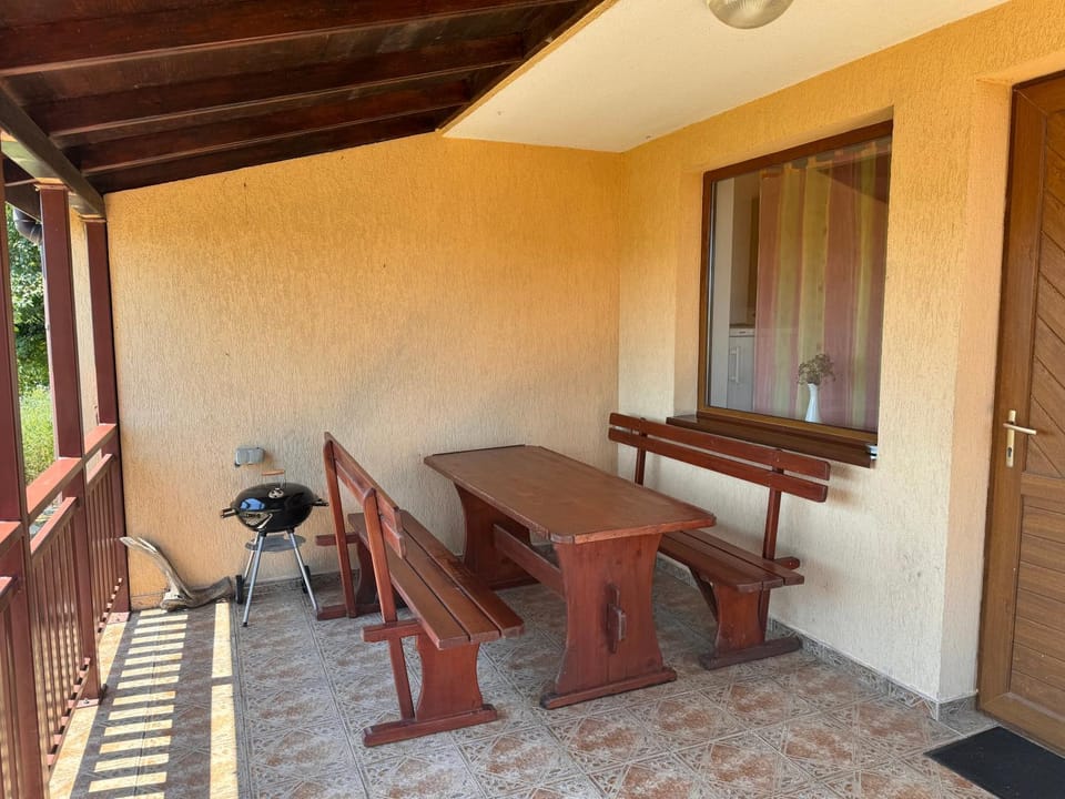 Day, Seating area