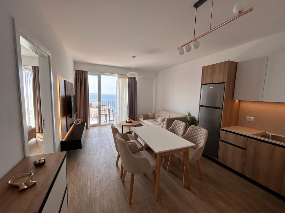 TV and multimedia, Kitchen or kitchenette, Living room, Seating area, Dining area