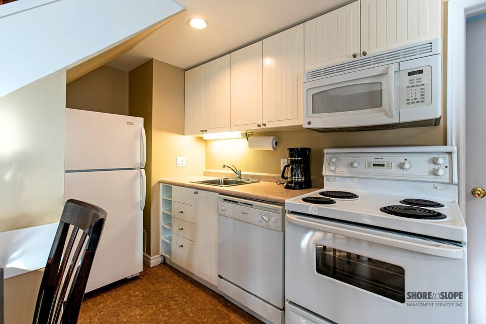Mountain View Villas One Bed Loft Suite House in Collingwood