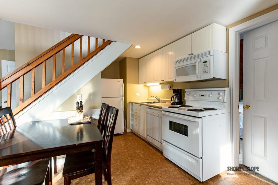 Mountain View Villas One Bed Loft Suite House in Collingwood
