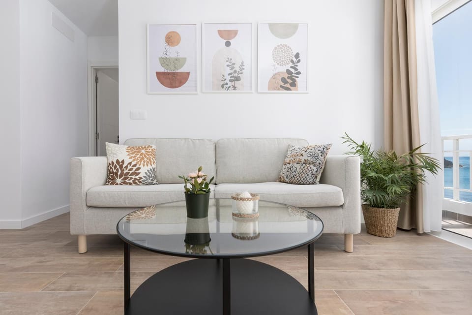 Communal lounge/ TV room, Sea view