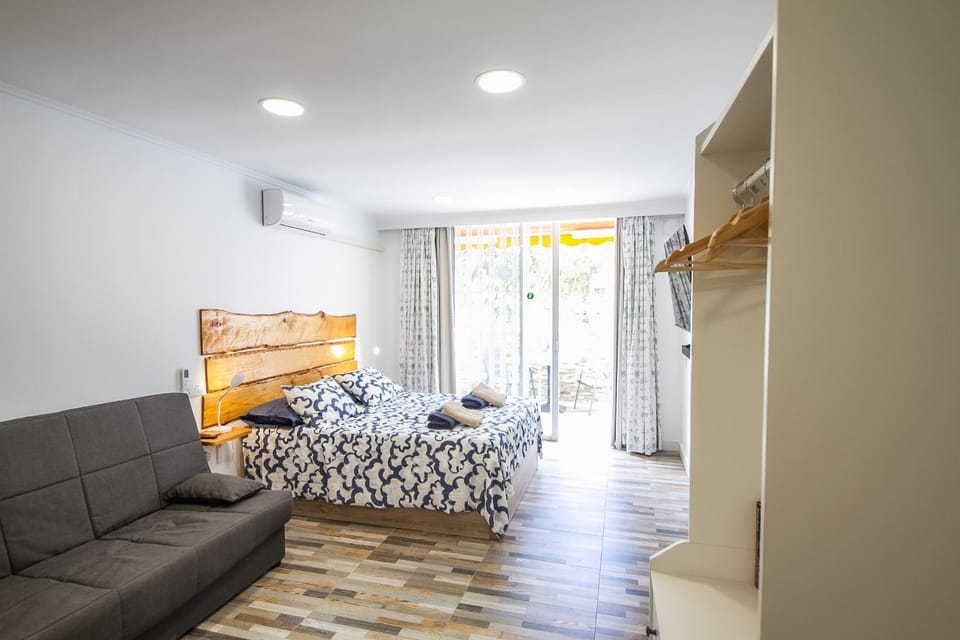 Photo of the whole room, Bedroom, air conditioner