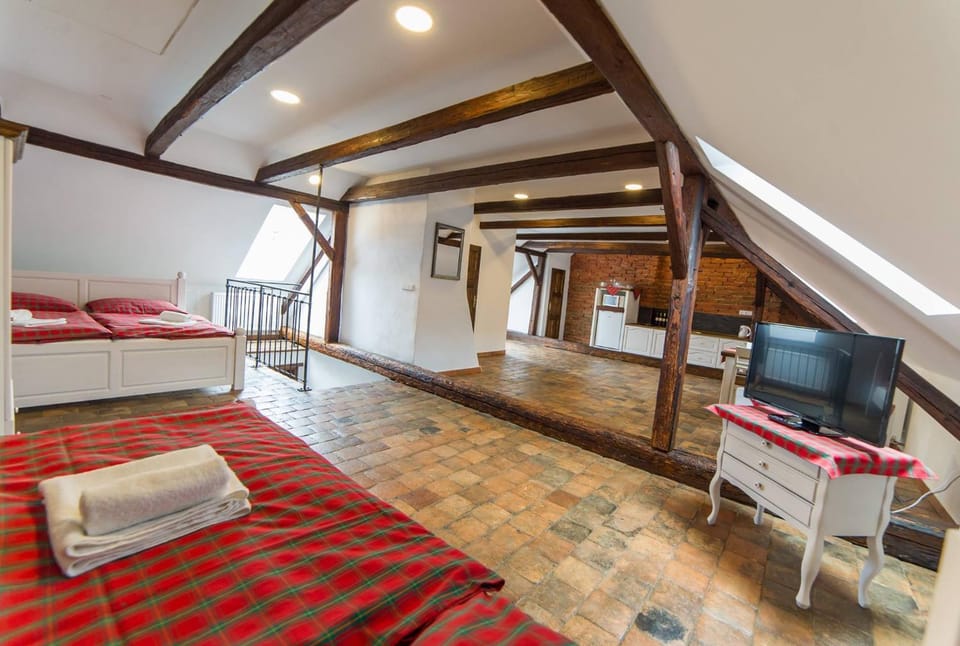 Bed, TV and multimedia, Photo of the whole room, Seating area, Bedroom, towels