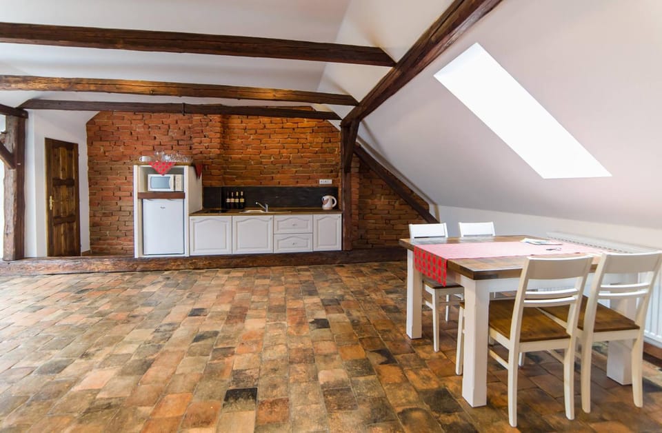 Kitchen or kitchenette, Dining area