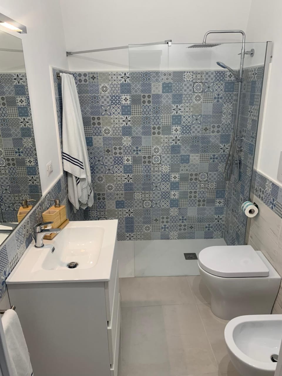Shower, Toilet, Bathroom, bidet, towels
