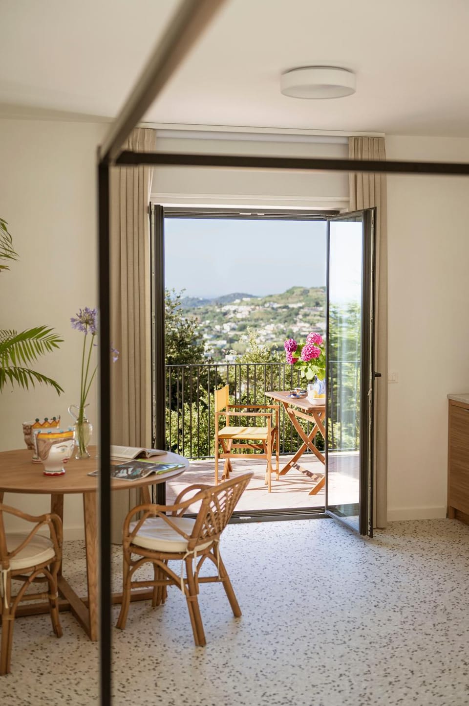 Day, Natural landscape, Balcony/Terrace, Living room, Seating area, Dining area, Mountain view