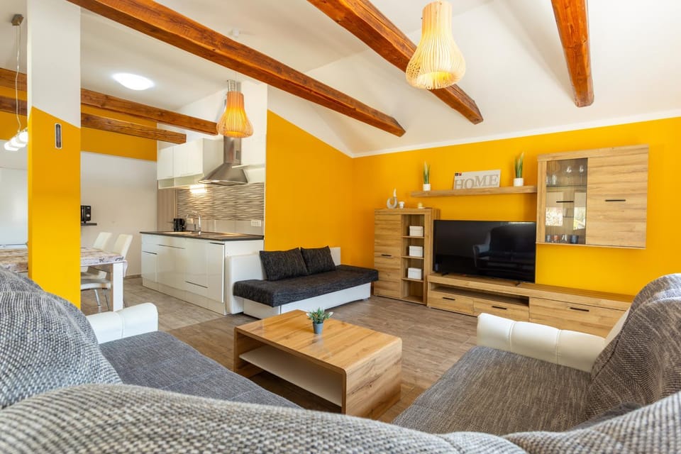 TV and multimedia, Kitchen or kitchenette, Living room, Seating area