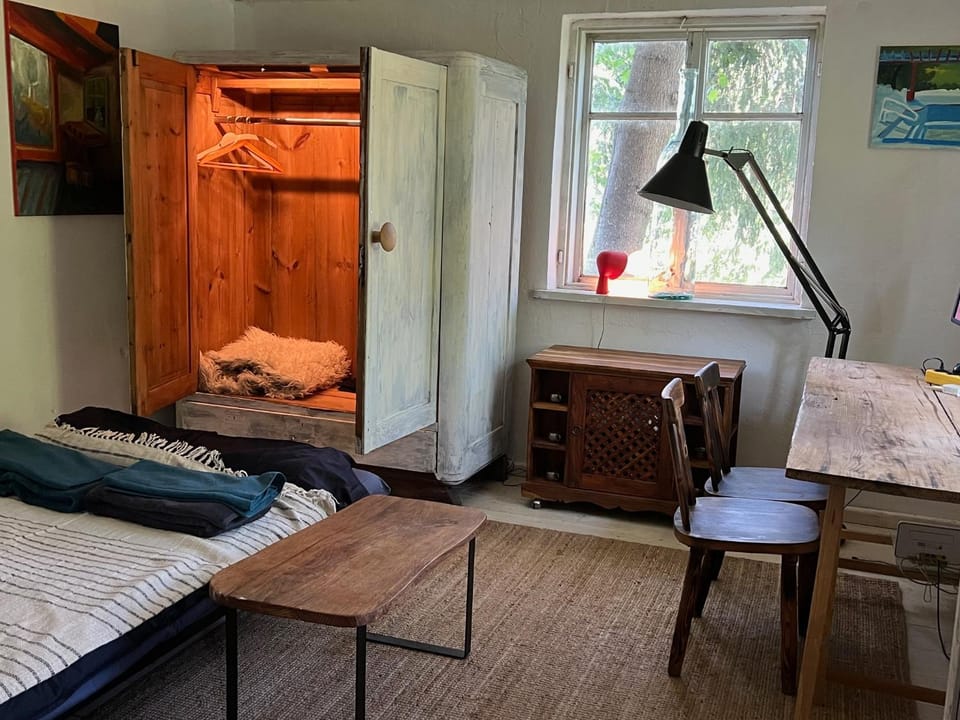 Seating area, Bedroom, wardrobe
