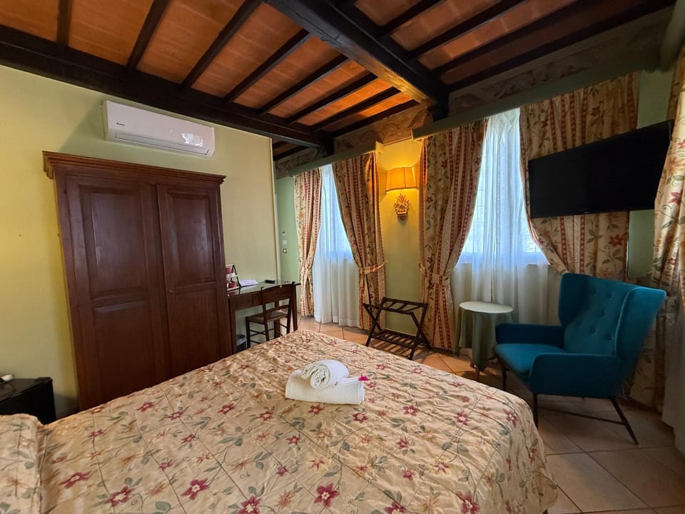 Bed, TV and multimedia, Photo of the whole room, Bedroom, towels, wardrobe, air conditioner