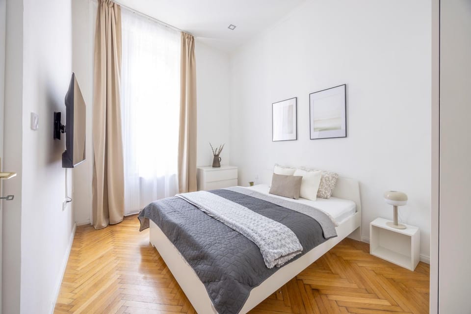 Bed, TV and multimedia, Photo of the whole room, Bedroom