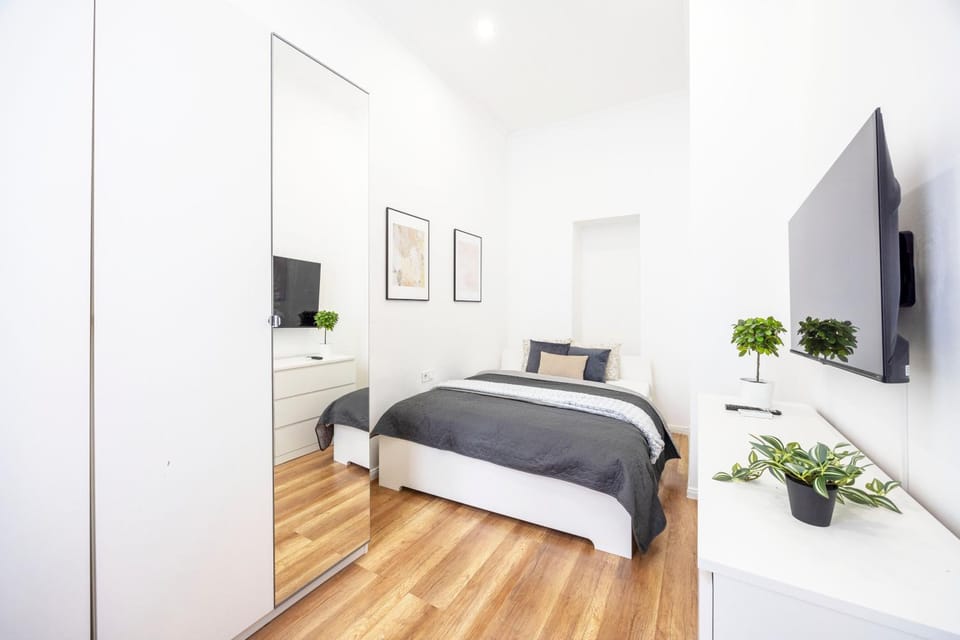 Bed, TV and multimedia, Photo of the whole room, Bedroom