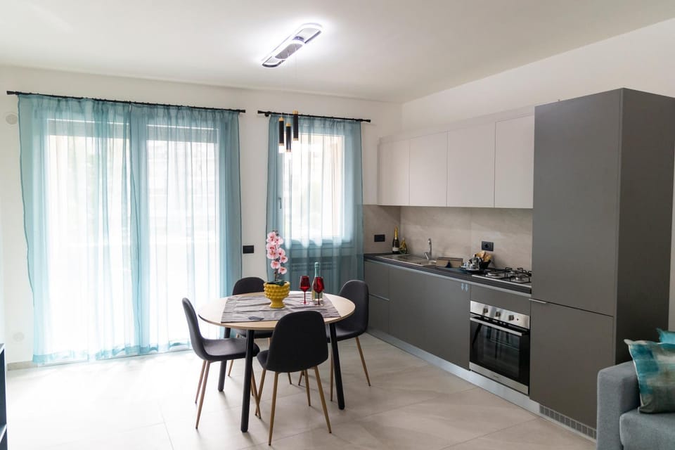 Kitchen or kitchenette, Seating area