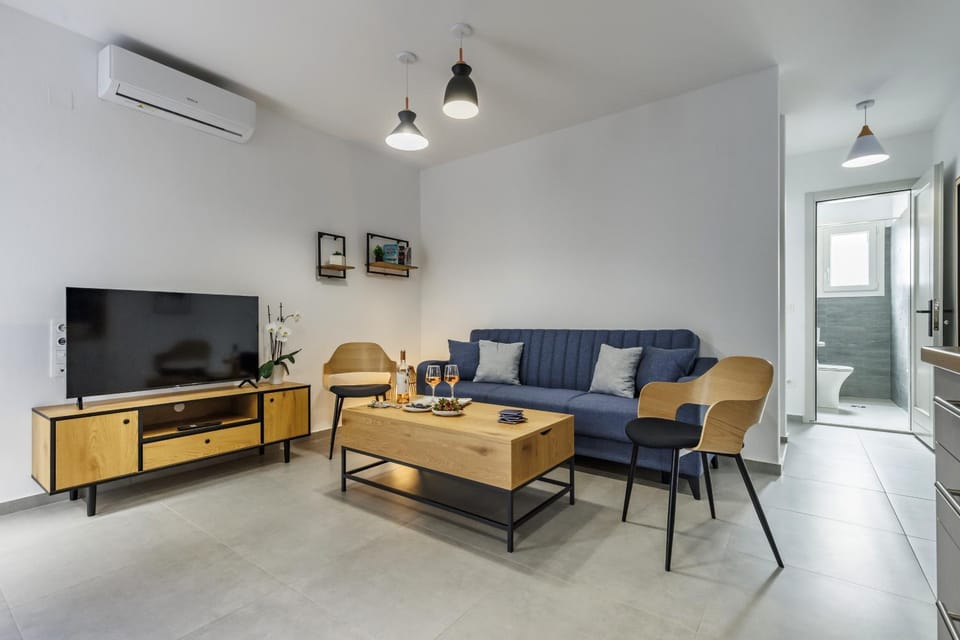 Communal lounge/ TV room, TV and multimedia, Seating area