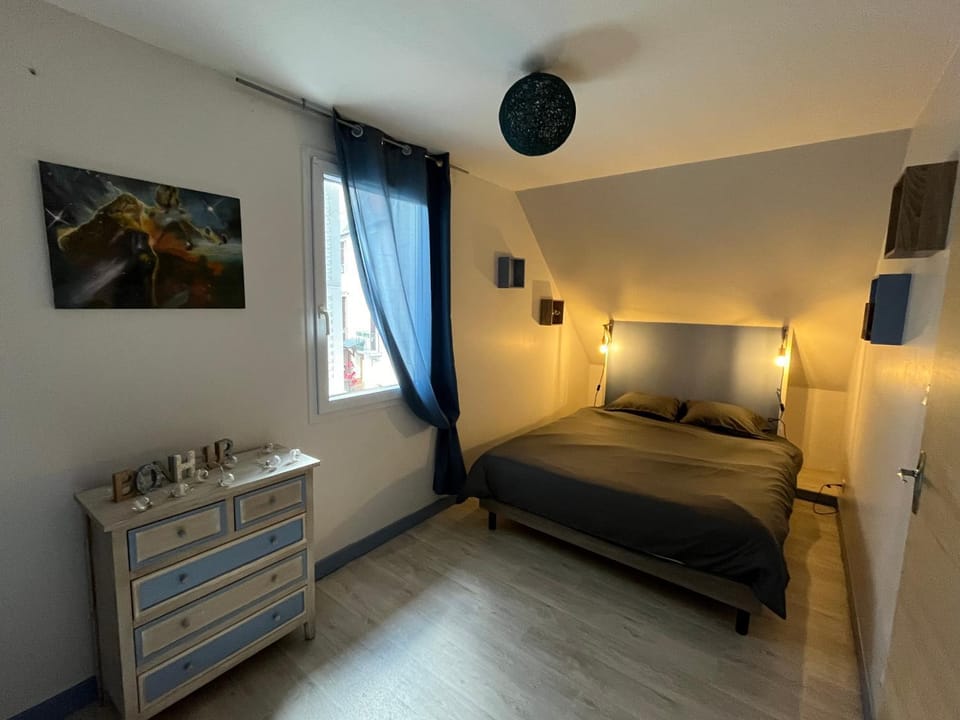 Bed, Photo of the whole room, Bedroom
