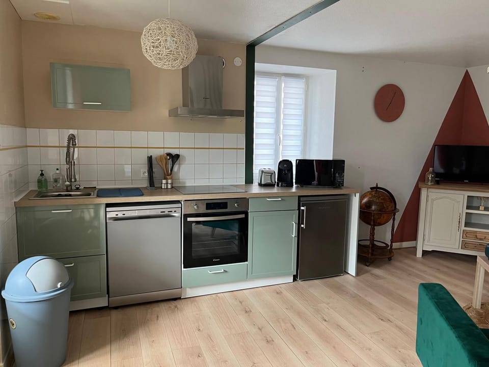 Coffee/tea facilities, dishwasher, oven, pet friendly, stove, toaster