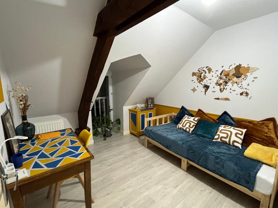 Bed, Photo of the whole room, Seating area, Bedroom