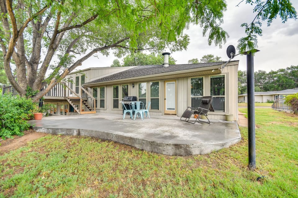 Remote Texas Retreat: Hot Tub, Deck, Grill! House in Oklahoma