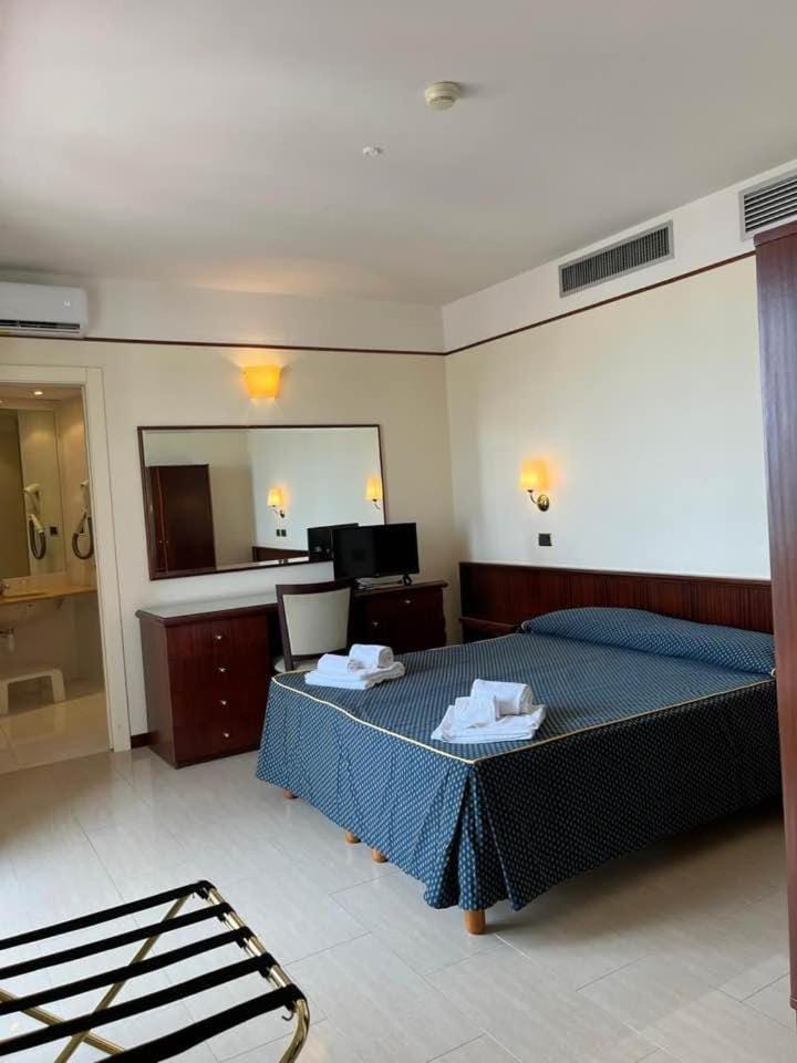 Seating area, Bedroom, air conditioner