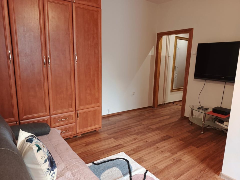 Communal lounge/ TV room, TV and multimedia, Seating area, wardrobe