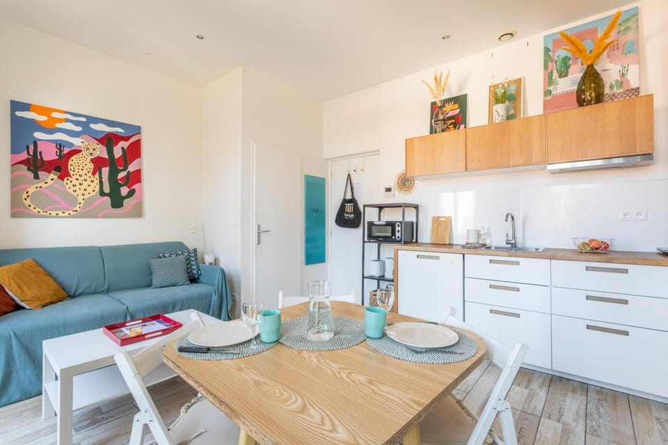 Kitchen or kitchenette, Living room, Seating area, Dining area, oven, stove
