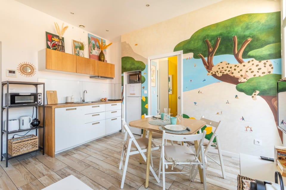 Kitchen or kitchenette, Dining area, oven, stove