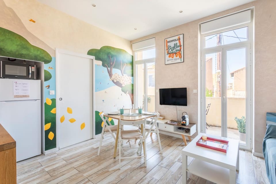 TV and multimedia, Kitchen or kitchenette, Living room, Seating area, Dining area