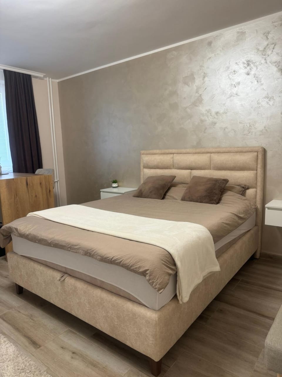 Bed, Living room