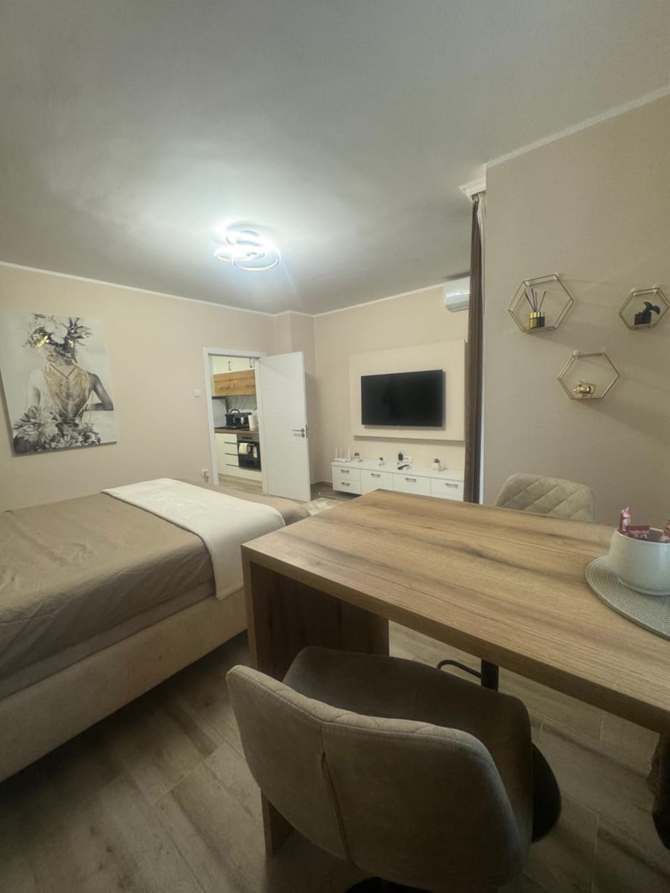 Communal lounge/ TV room, Bed, TV and multimedia, Living room, Seating area