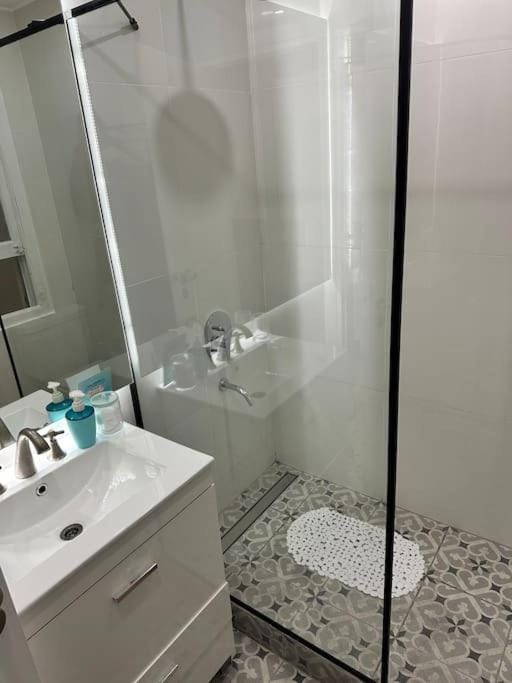 Shower, Toilet, towels
