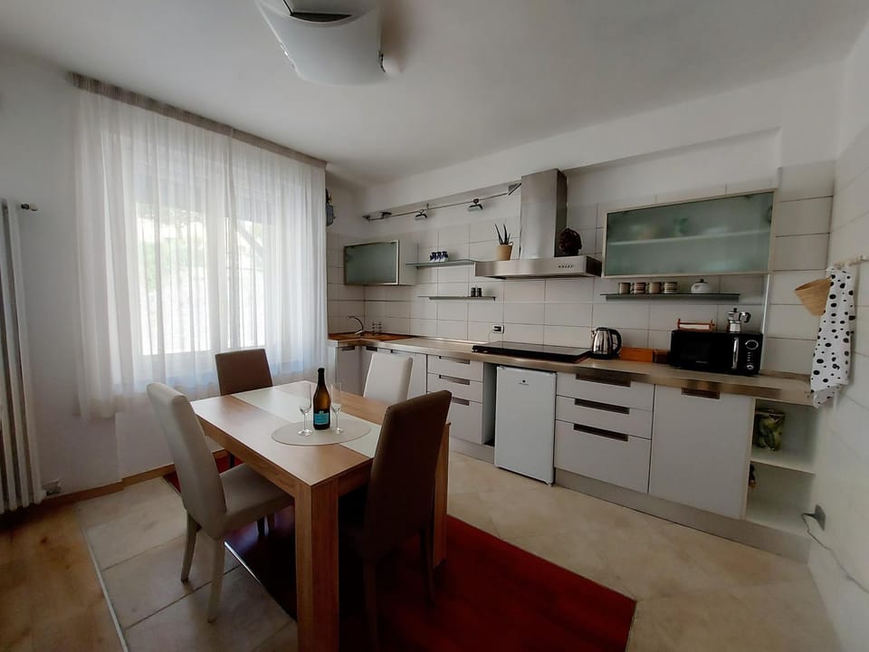 Kitchen or kitchenette, Dining area, stove