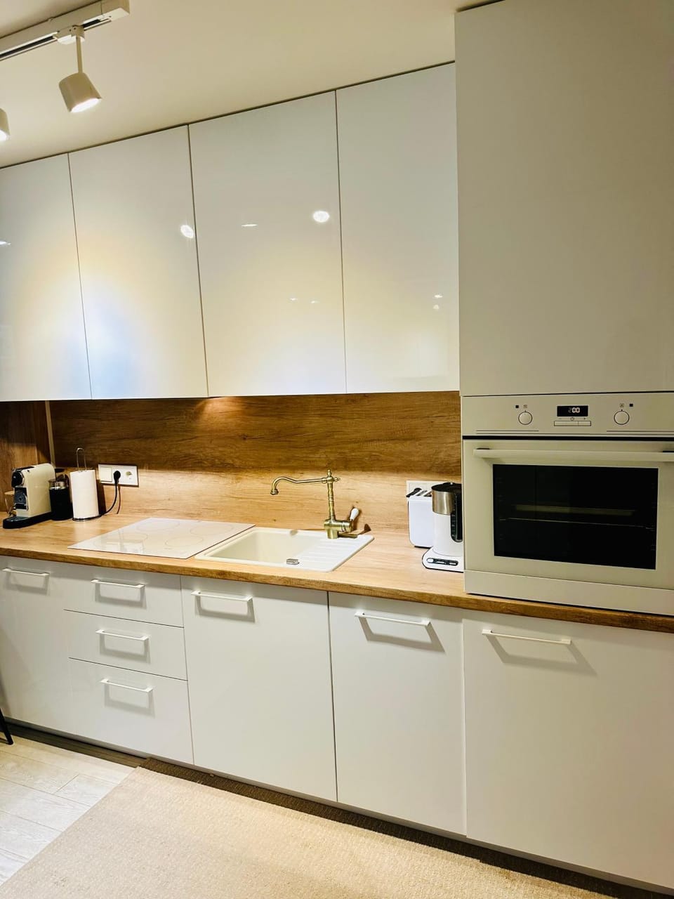 Coffee/tea facilities, Kitchen or kitchenette, dishwasher, stove