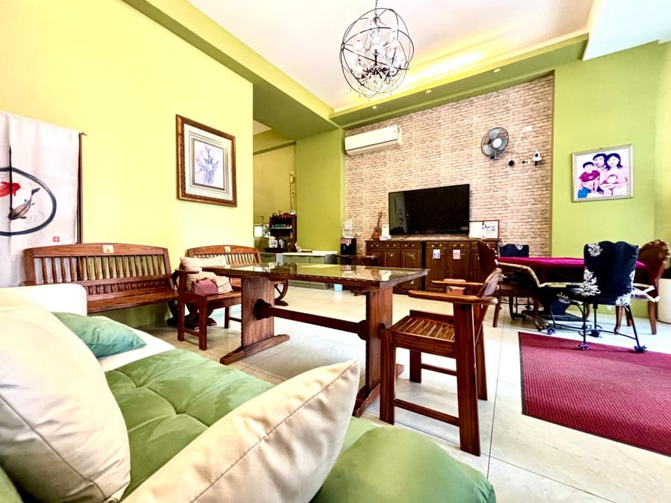 Communal lounge/ TV room, Living room, Seating area, Evening entertainment