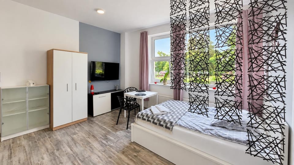 Communal lounge/ TV room, Bed, TV and multimedia, Photo of the whole room, Evening entertainment, Bedroom, wardrobe