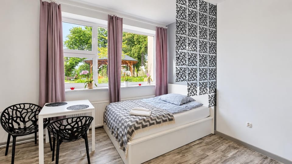 Bed, Living room, Photo of the whole room, Seating area, Bedroom, towels